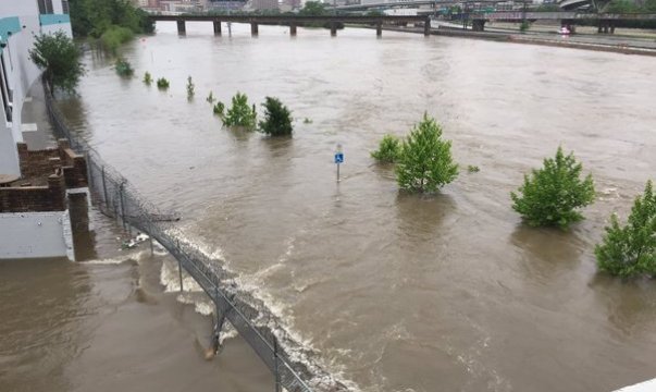 洪水で川のようになったヒューストン中心部近くの道路＝Christopher Andrews