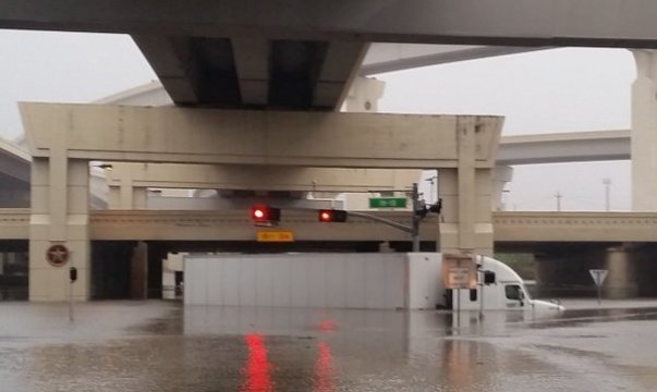 冠水した道路で動けなくなった大型トラック＝JR Cohen/Twitter