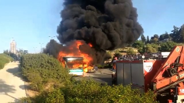 エルサレムでバスが爆発し２１人が負傷＝Israel Fire Department