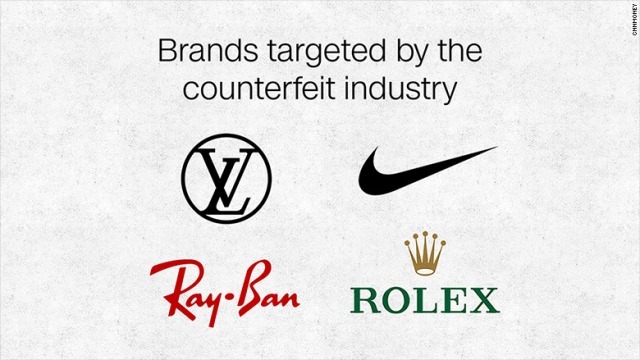 ロレックス（右下）などの高級ブランドで偽造品が多く見つかっている＝CNNMoney