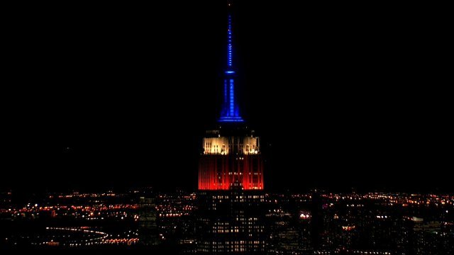 ニューヨーク予備選の夜にライトアップされたエンパイアステートビル＝WPIX