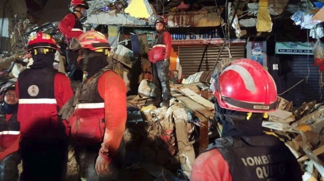 被災した建物で救助活動にあたる消防職員＝Quito Firefighters