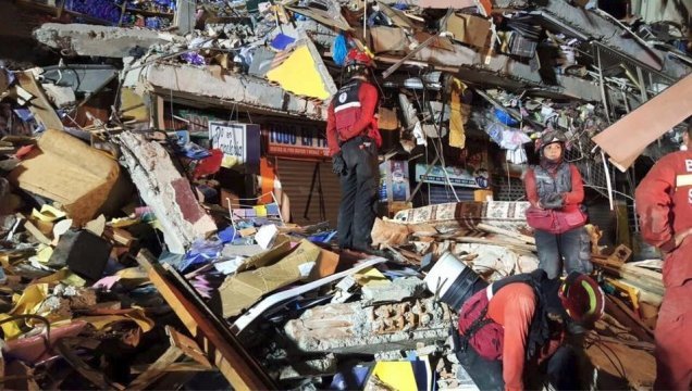 復興には数年の時間と数百万米ドル単位の資金が必要とみられている＝Quito Firefighters