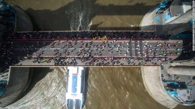 ロンドン・マラソンのコース上、名所のタワーブリッジを走る参加者たち
