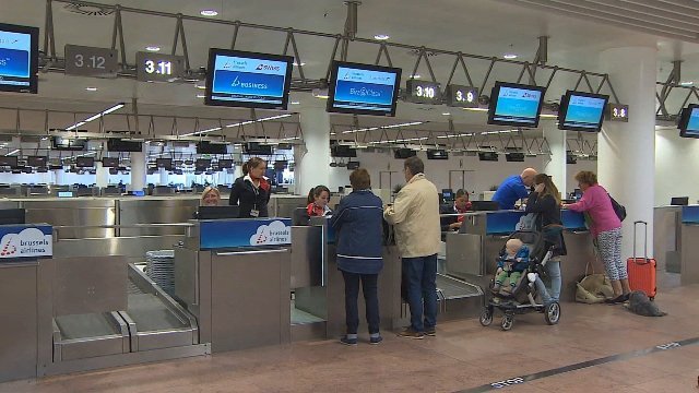 テロの被害を受けた空港ロビーが業務を再開した