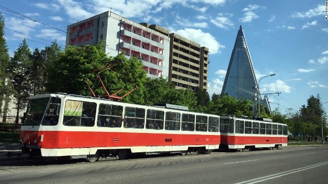 平壌市内を走る路面電車。マスゲームの練習に向かう人が大勢乗り込んでいる