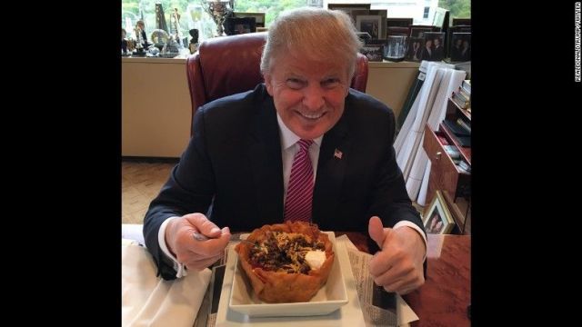 メキシコ料理を前に笑顔を浮かべるトランプ氏＝Donald Trump