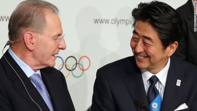 開催地が東京に決まりＩＯＣのロゲ会長（左）から祝辞を受ける安倍首相＝１３年９月
