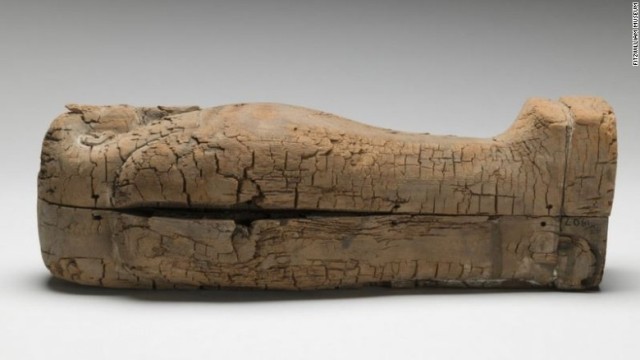 胎児のミイラが収められた長さ４４センチの木棺＝フィッツウィリアム美術館