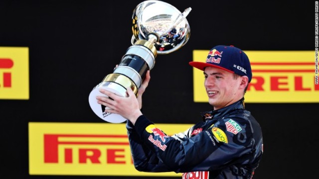 史上最年少での初優勝を達成し、トロフィーを掲げるフェルスタッペン