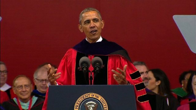 大学の卒業生を前に演説するオバマ大統領
