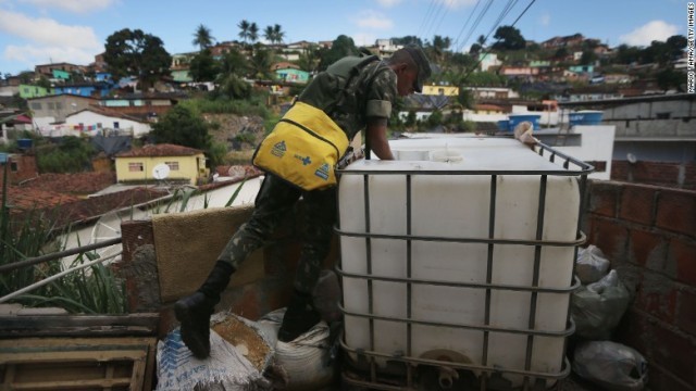 ジカ熱抑制に向けて見回りを行うブラジル軍兵士