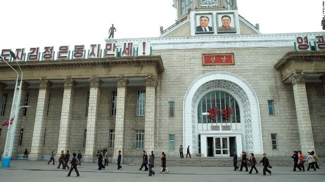 過去の指導者の肖像が掲げられた平壌中央駅