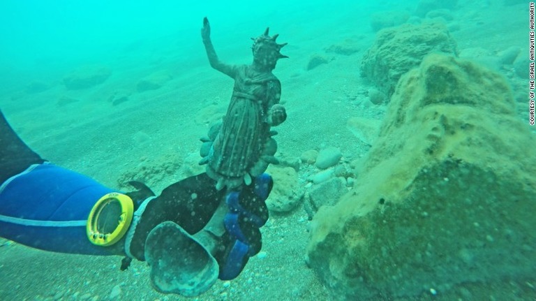 海底から古代ローマの青銅の像やコインが発見された