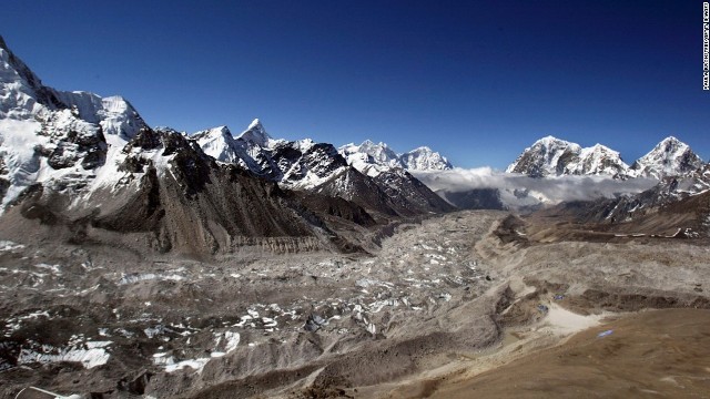 ４月の登山シーズン開始以降、エベレストへの入山者は５月２１日時点でおよそ３００人
