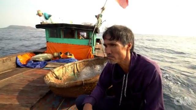 中国船から受けた襲撃について語る漁師のレ・タンさん