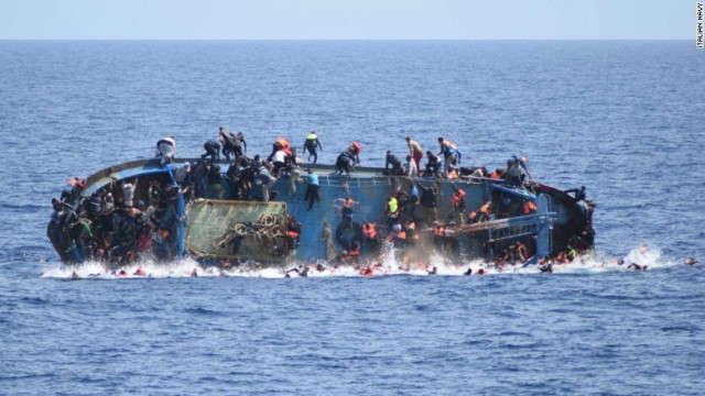 難民らを乗せた船がリビア沖で転覆し、死者が出た