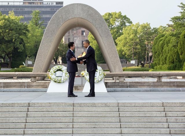 オバマ大統領（左）と安倍首相が平和記念公園で献花＝Pete Souza/White House