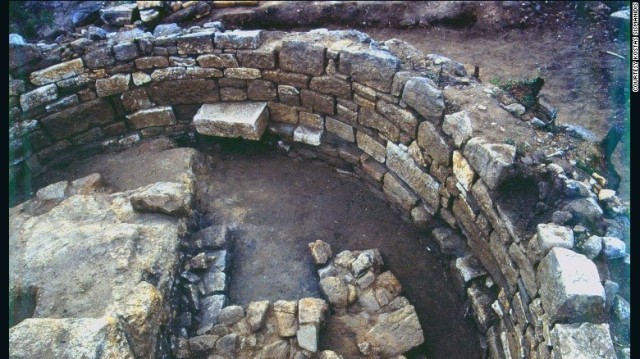 ギリシャ人考古学者がアリストテレスの墓を発見したと主張している