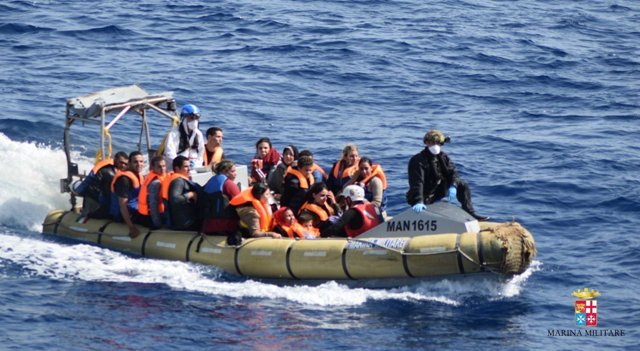 乗船していた難民のほとんどはアフリカ出身者とみられる＝イタリア海軍