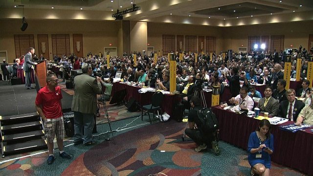 党大会に集まった人々。若年層を中心にジョンソン氏への支持は高まっている
