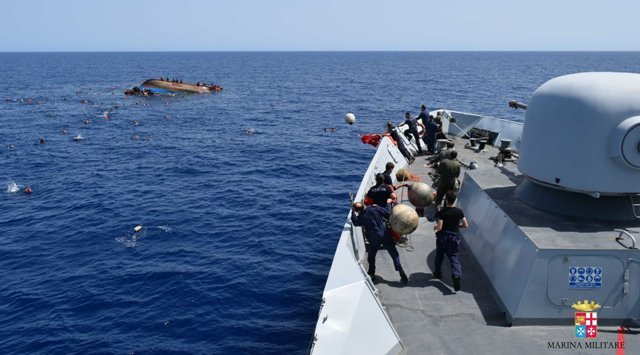 イタリア海軍の兵士が海に落ちた難民らの救助にあたる＝イタリア海軍