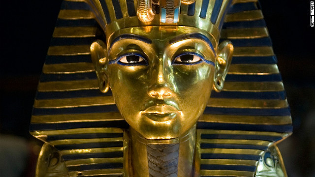 ツタンカーメン王の黄金のマスク。副葬品の短剣は隕石からできたもの？