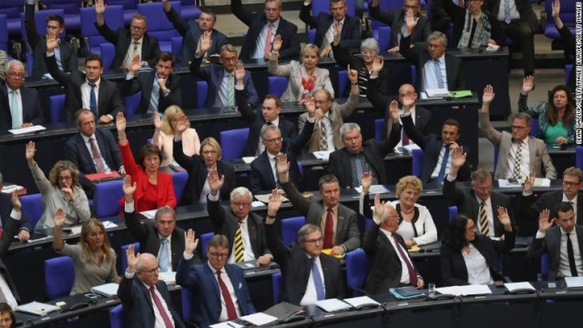 決議に対する採決を行うドイツ連邦議会の議員ら