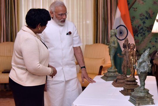 返還された像を見つめるインドのモディ首相＝インド外務省