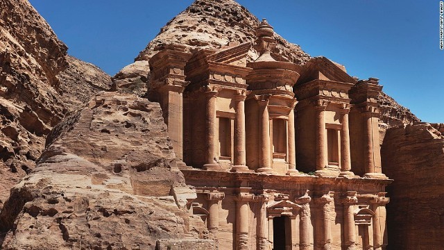 世界遺産に登録されたヨルダンのぺトラ遺跡で、新たな巨大遺構が見つかった