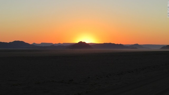 砂漠に沈む太陽。ケプラー宇宙望遠鏡で太陽を２つ持つ星が新たに見つかった