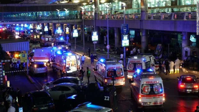 アタチュルク国際空港が自爆犯に襲われ、多くの死傷者が出た