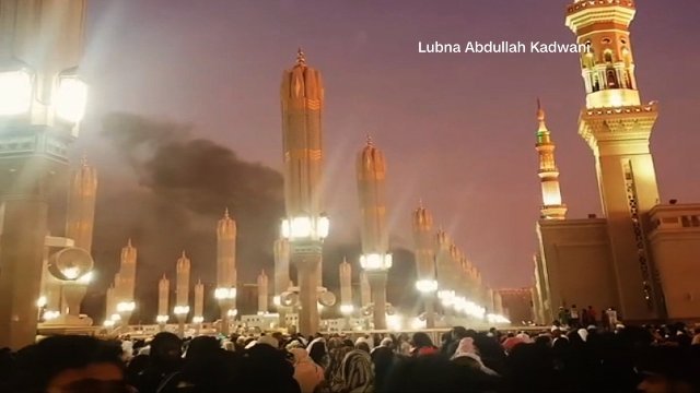 メディナにあるモスクから自爆テロによるものとみられる黒煙が立ち上る＝ Lubna Abdullah Kadwani 