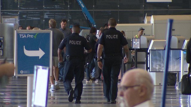 シカゴの空港内をパトロールする警官