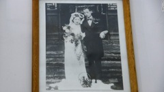 生前は同じ建物内に住んでいたリュウさんの親戚夫婦の写真。１９４０年代前半に撮影されたもの