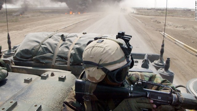 装甲車両で移動する米海兵隊＝２００３年３月