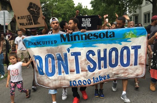 警官による黒人男性の射殺事件が相次いだことを受け、全米各地で抗議デモが行われた