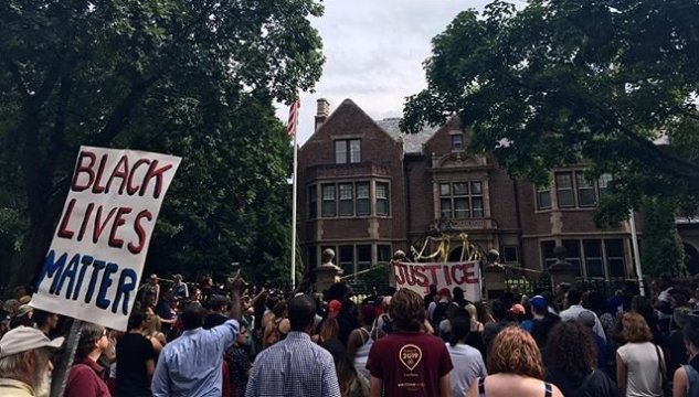 ミネソタ州知事の邸宅前にはおよそ２００人が集まり抗議の声を上げた＝Kayla Foss