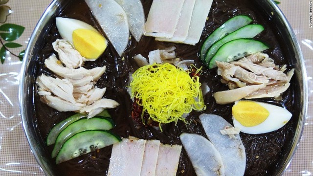 たっぷり２人分はある冷麺。薄切りの鶏肉やキュウリ、固ゆで卵などがトッピングされている