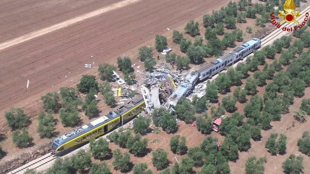列車の衝突で２７人が死亡した＝Vigili del Fuoco