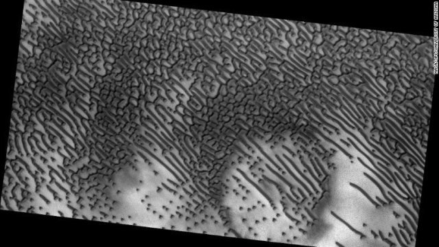 火星の地表にできた無数の砂丘。モールス符号のように見える？＝NASA/JPL/Univ. of Arizona