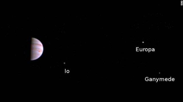 木星とその衛星イオ、エウロパ、ガニメデが１枚の写真に
