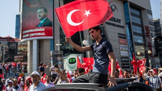 トルコのクーデター未遂で将校ら２８００人以上が拘束された