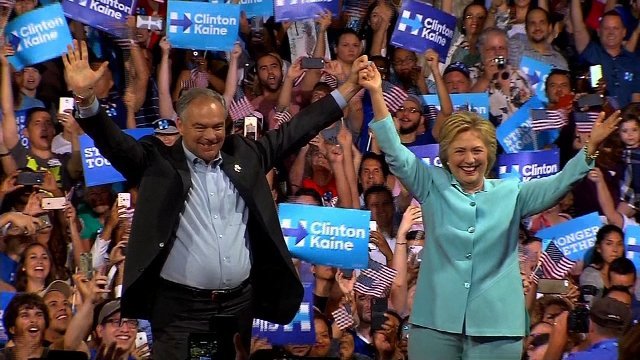 民主党の大統領候補のクリントン氏（右）と、ケーン氏