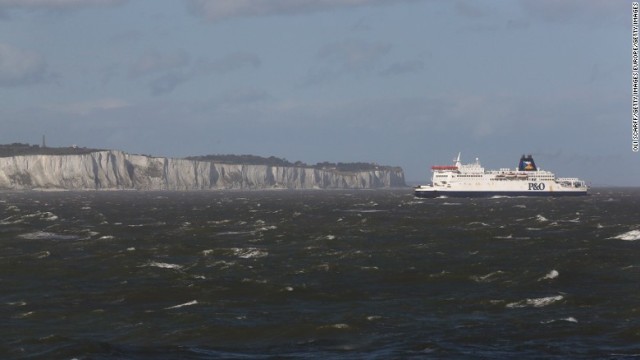 ドーバー海峡を渡るフェリーへの乗船手続きが遅れ、英国側で大渋滞が発生している