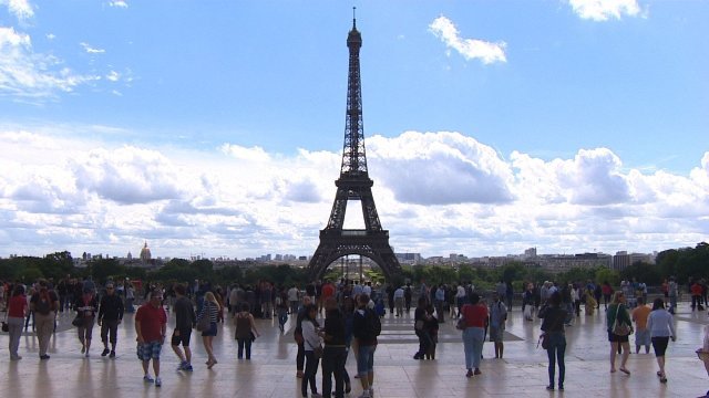 相次ぐテロ事件を受け、フランス当局はより厳重な入国審査を実施