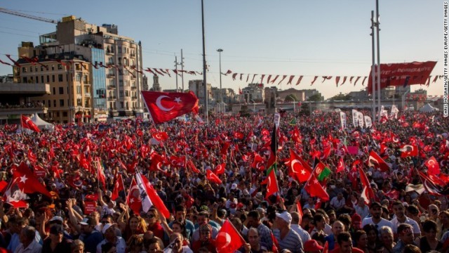イスタンブールの広場に集まり、クーデターに抗議する人々