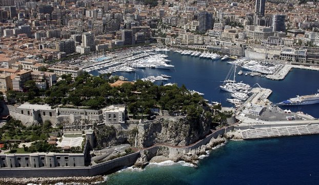 豪華ヨットがずらりと停泊するモナコの保養地、モンテカルロ＝Monaco Press Centre