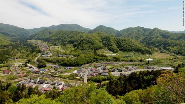 五大堂から見下ろす山形の田園風景