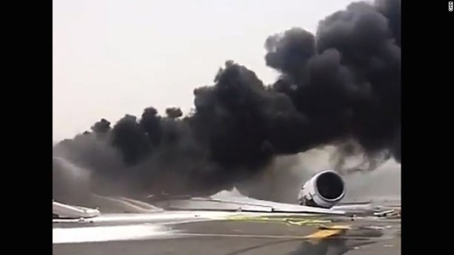 ドバイの空港でエミレーツ航空の旅客機が着陸直後に炎上。出動した消防士１人が死亡した
